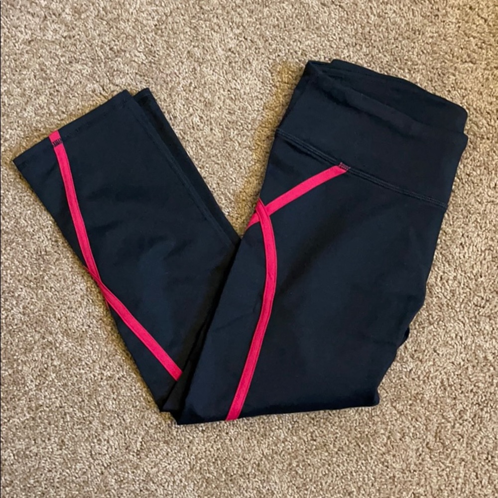 XS Black & Pink Cropped Fabletics Leggings